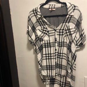 Short sleeve black and white plaid top